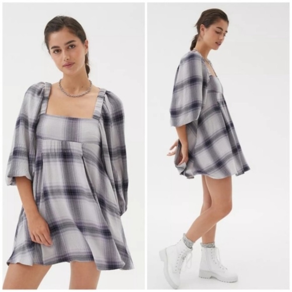 UO Urban Outfitters Lachlan flannel smocked dress in size small with pockets
